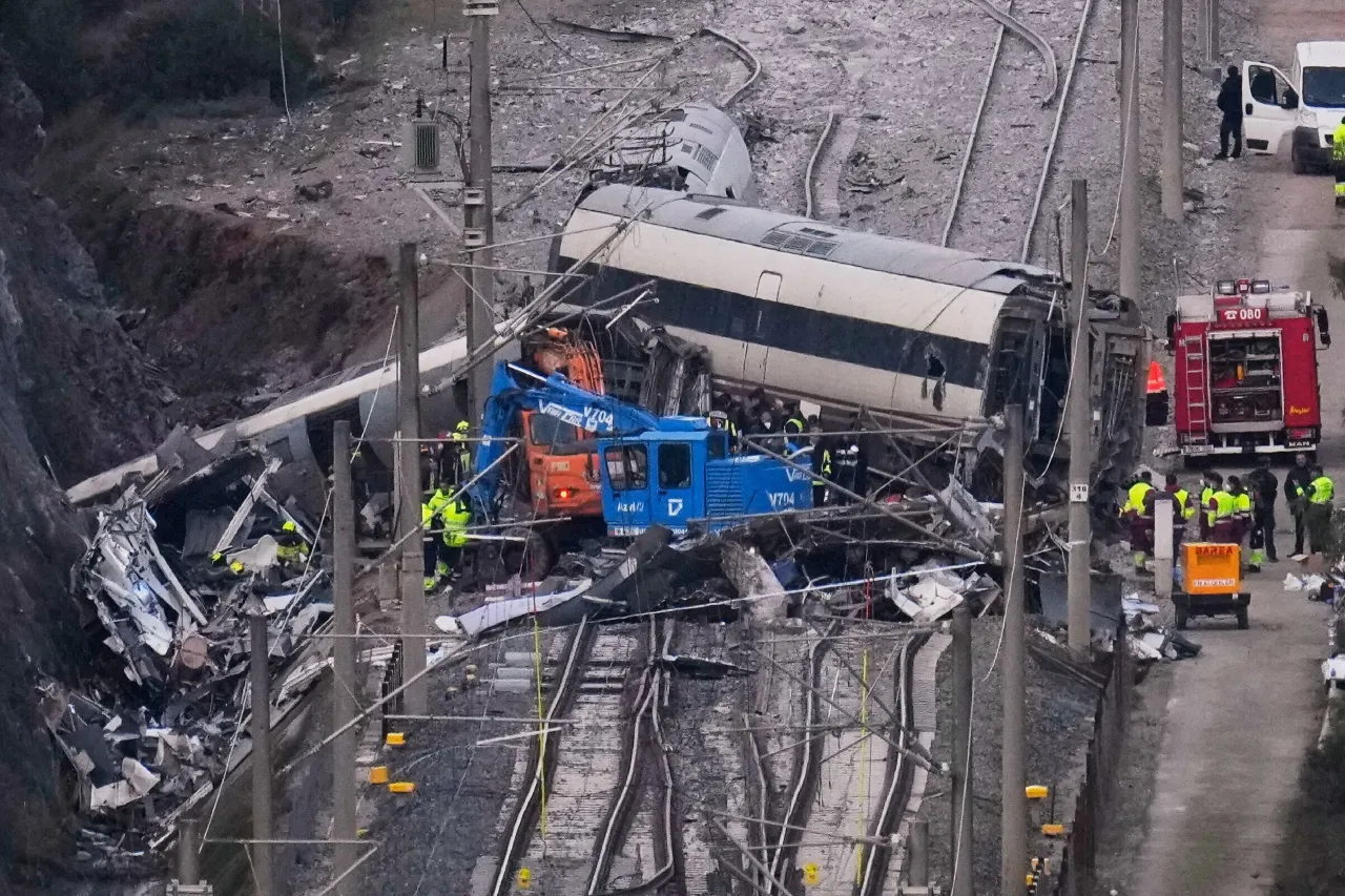 Tragedia en vía: Tren se descarría en Barcelona horas después de una serie de alarmantes incidentes ferroviarios en España.