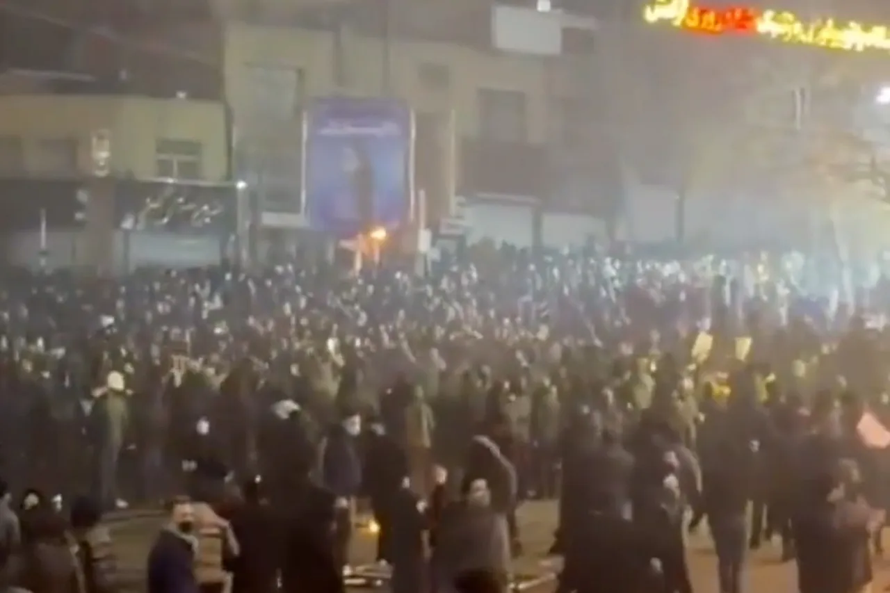 La red cae sobre Irán: autoridades implementan censura masiva en pleno auge de manifestaciones sociales.